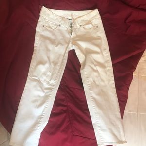 American Eagle women’s distressed crop pants